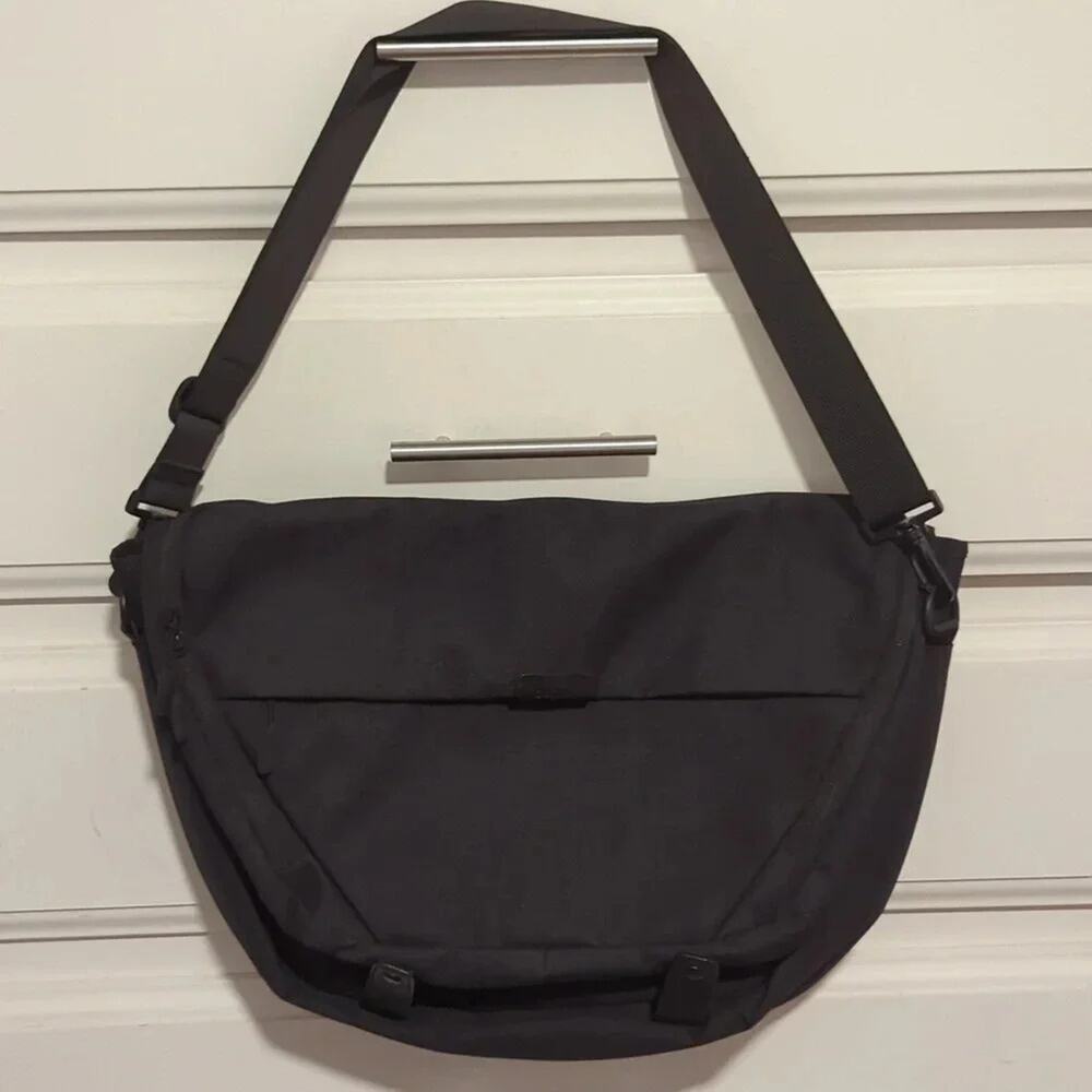 Dustin Adjustable Laptop Crossbody Bag Black